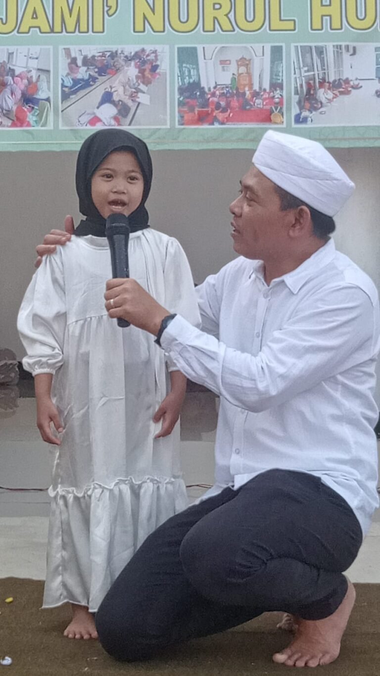 Ketua DPRD Karawang Uji Hafalan Santri Cilik Saat Penutupan Pesantren Kilat Rawabagi   