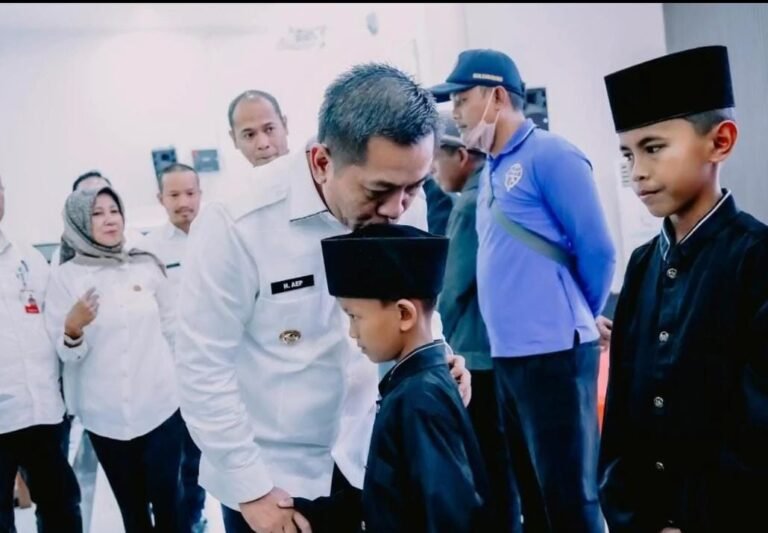 Pemkab Karawang Salurkan 400 Paket Sembako dan Santunan Yatim Piatu untuk Pengayuh Becak dan Penjaga Perlintasan Kereta Api   