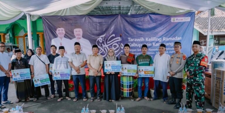 Bupati Karawang Tarawih Keliling di Masjid Jami Al Huda Cariumulya, Salurkan Insentif Guru Ngaji