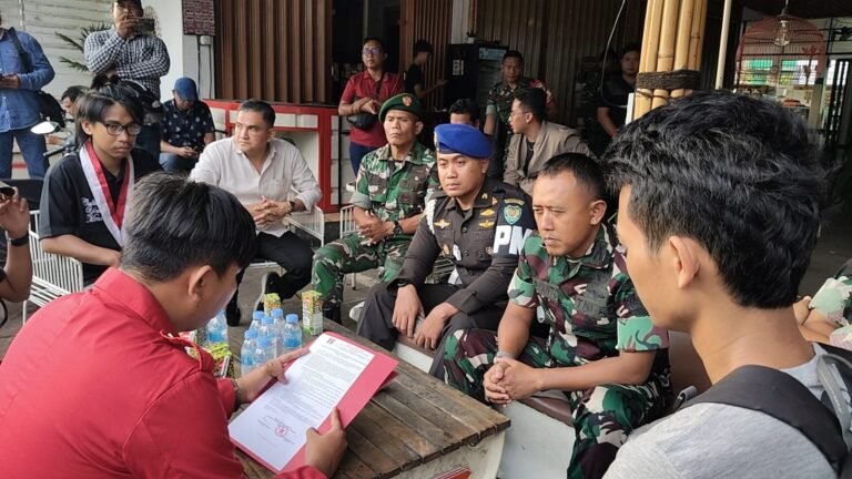 Kodim Karawang Jadi Ruang Dialog, GMNI Sampaikan Aspirasi dengan Simbol Mawar Merah   