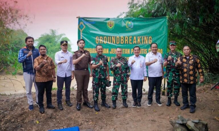 Wujudkan Konektivitas Desa dan Dorong Ekonomi Rakyat, TNI–Pemkab Karawang Lakukan Peletakan Batu Pertama Jembatan Perintis Garuda   