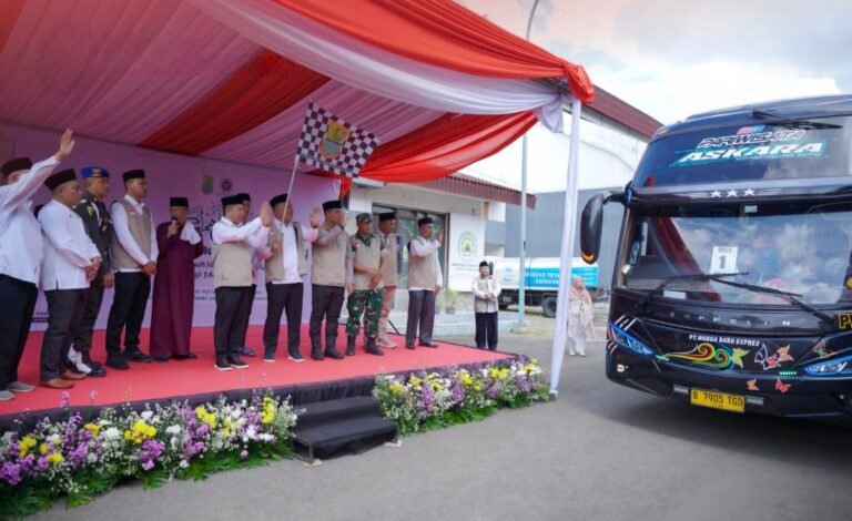 Bupati Aep Syaepuloh Lepas Kloter Pertama Jamaah Haji Karawang, Pesankan Jaga Kesehatan dan Kekompakan   