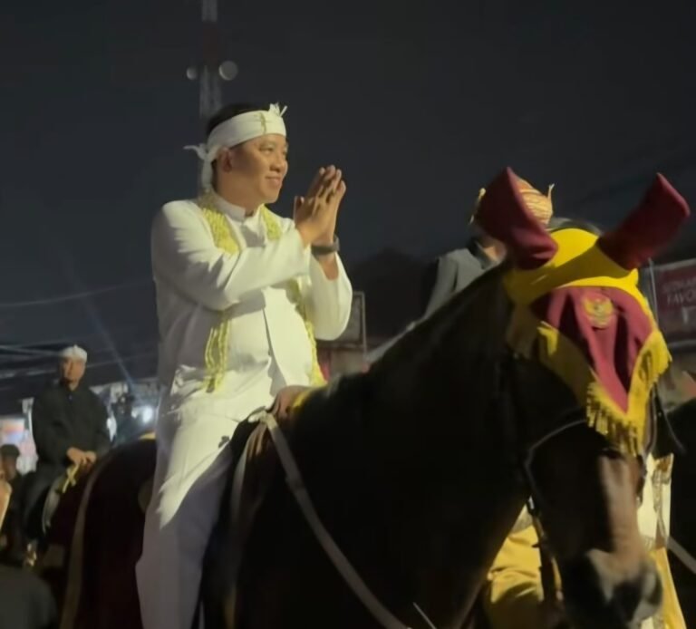 Kirab Mahkota Binokasih Semarakkan Milangkala Tatar Sunda di Karawang, Ribuan Warga Padati Alun-Alun