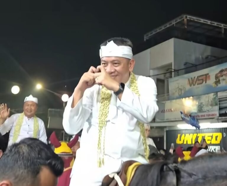 Kirab Mahkota Binokasih Semarakkan Milangkala Tatar Sunda di Karawang, Hangatnya Kedekatan Bupati Aep dan Masyarakat Jadi Sorotan