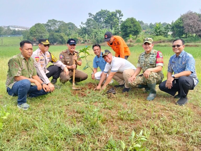 Camat Adi Firmansyah: Menanam Pohon Berarti Menanam Harapan dan Merawat Masa Depan