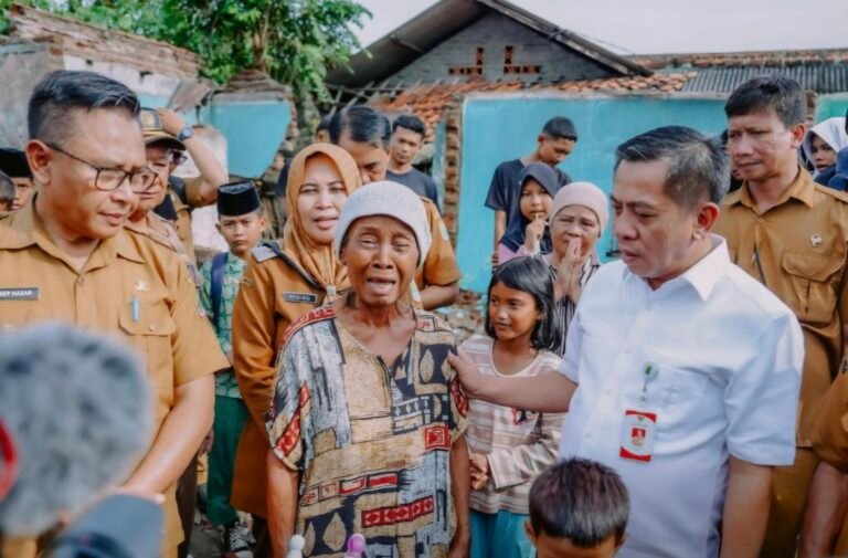 Di Balik Rumah yang Hangus, Pemkab Karawang Hadir Menghidupkan Kembali Harapan Keluarga Nenek Tasih