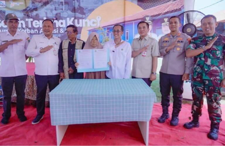 Pemkab Karawang Serahkan 21 Rumah untuk Warga Terdampak Abrasi dan Rob, Bupati Aep Tegaskan Komitmen Penataan Kawasan Pesisir   
