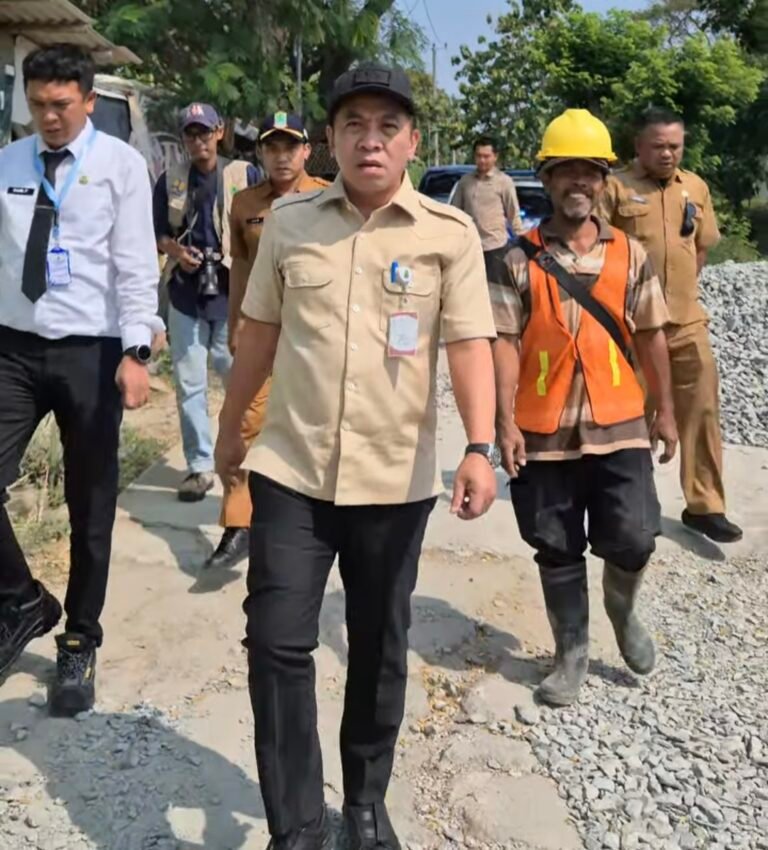 Dukung Ketahanan Pangan, Bupati Aep Tinjau Rekonstruksi Jalan Akses Pertanian di Cilamaya Wetan