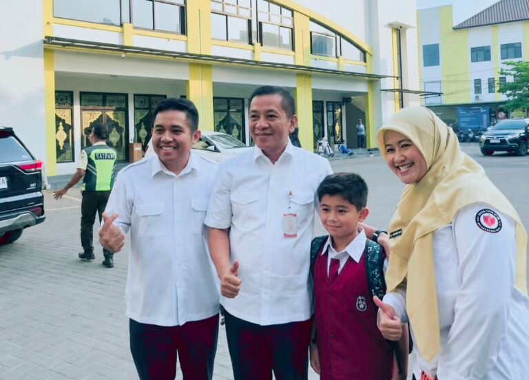 Bupati Aep Dorong Peran Ayah dalam Pendidikan Anak Lewat Gerakan Antar Anak di Hari Pertama Sekolah
