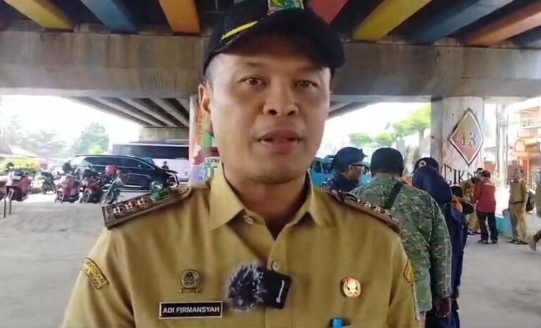 Pasca Penataan Kawasan Flyover Cikampek, Camat Gelar Rapat Outdoor Dukung Arahan Bupati Aep