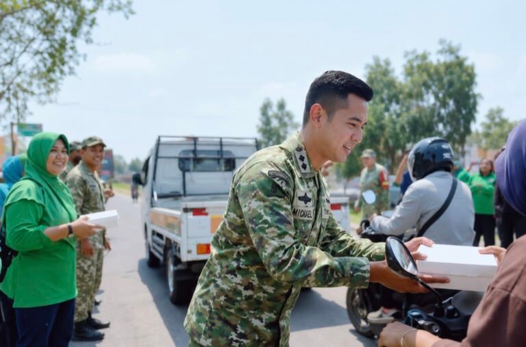 Dandim Karawang Pimpin Jumat Berkah, Perkuat Kepedulian Sosial dan Kebersamaan dengan Warga   