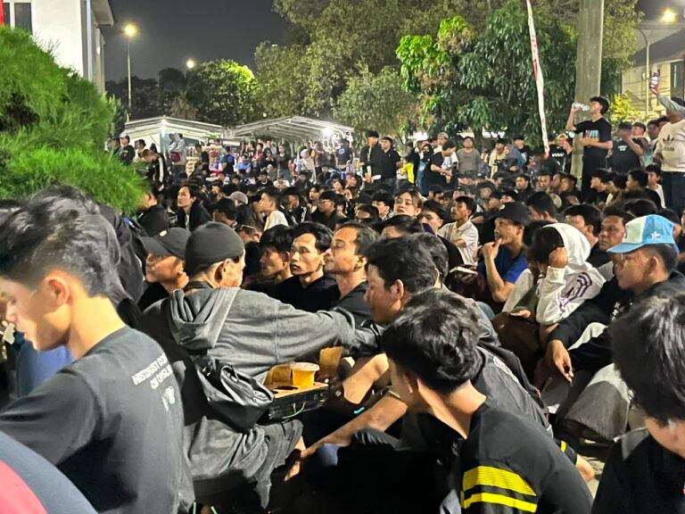 Nobar Final Piala Presiden 2026 Dongkrak Omzet UMKM, Plaza Pemda Karawang Dipadati Warga   