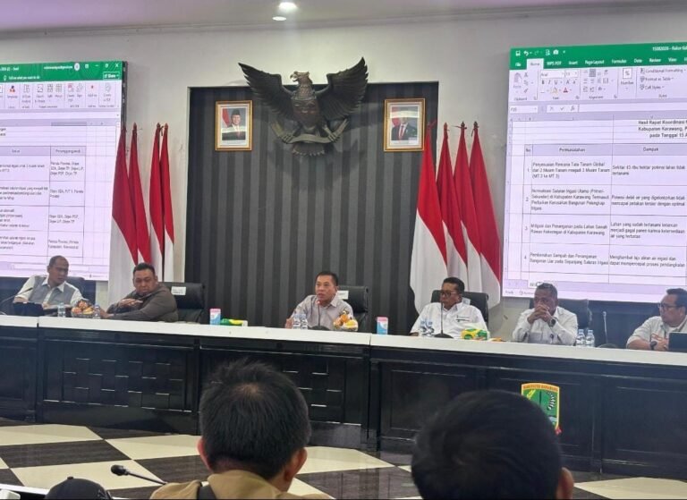 Hadapi Krisis Air, Bupati Aep Kerahkan 20 Beko Bersihkan Saluran Irigasi   