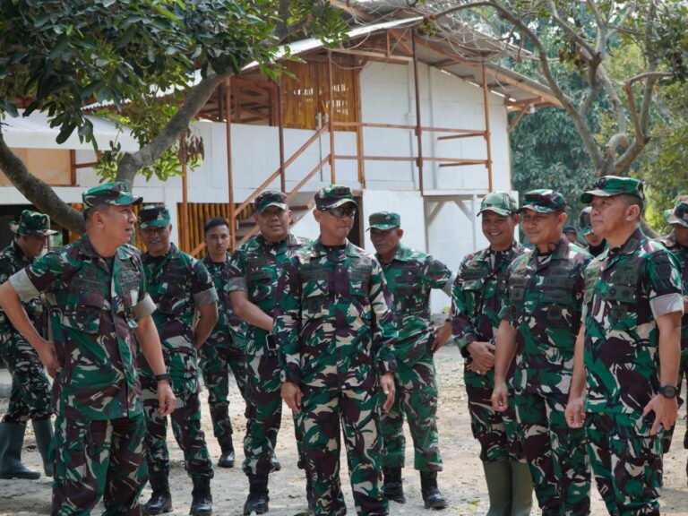 Tinjau Kompi Produksi Karawang, Danrem dan Waaster Kasad Perkuat Program Ketahanan Pangan   