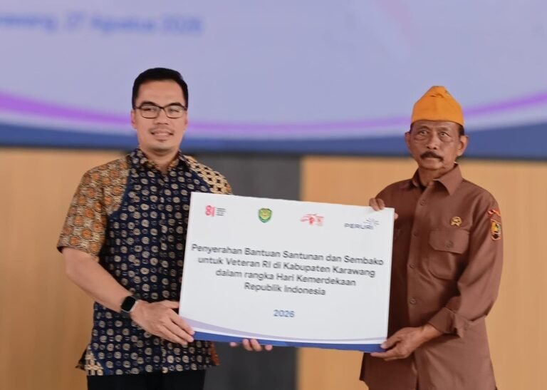 Semarak HUT RI ke-81, PERURI dan Kodim Karawang Salurkan Bantuan untuk Veteran   