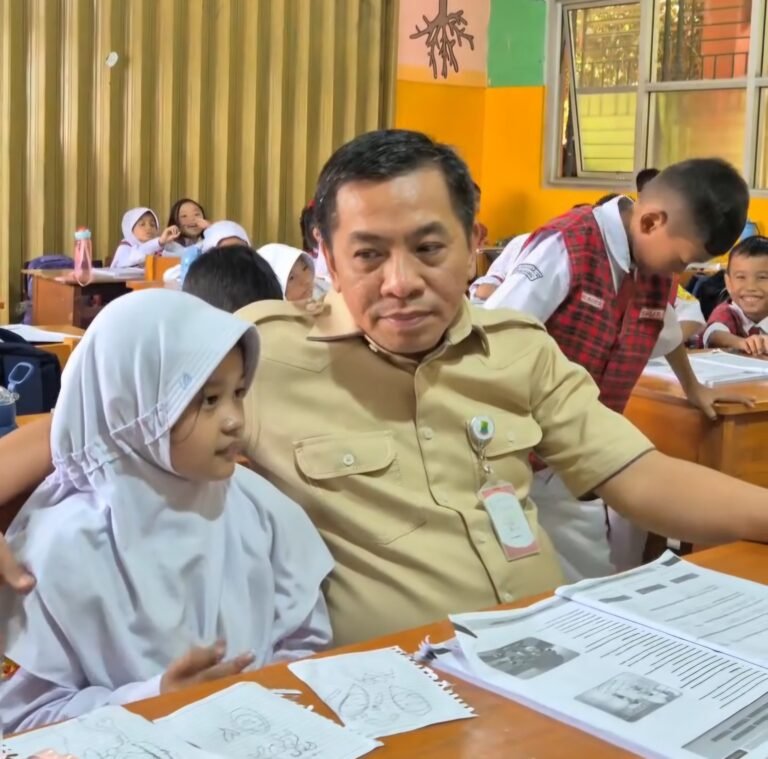 Pemkab Karawang Gratiskan Modul Pembelajaran, Orang Tua: Alhamdulillah Sangat Terbantu   