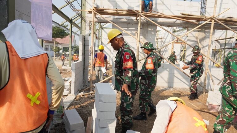 Jelang HUT ke-81 TNI, 25 Prajurit Kodim Karawang Gotong Royong Revitalisasi SMKN 1 Rawamerta   
