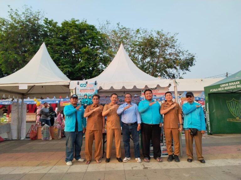 Kunjungi Stand GOKAR, Kadisdikbud Karawang Apresiasi Program Antar Jemput Gratis Siswa Yatim   