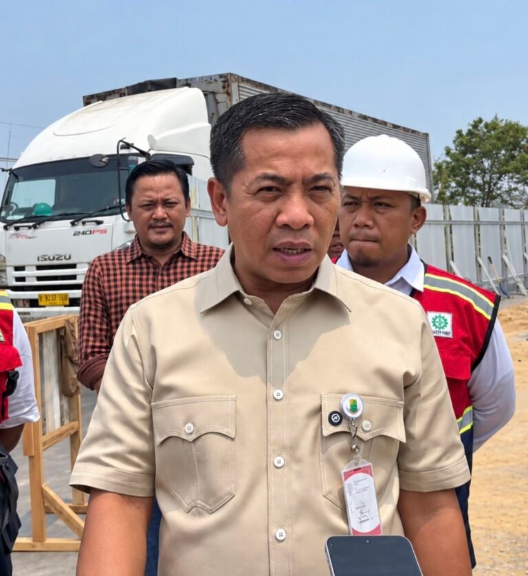 Bupati Aep Pastikan Rekonstruksi Jalan Tarumanegara Karawang Barat Dikerjakan Menyeluruh